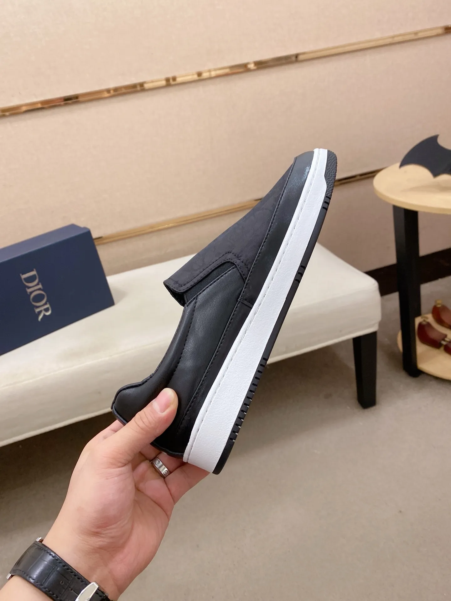 Men's shoes💰 400💰🇮🇹🇮🇹Dior d The new models are on sale at the same time at the counter. The uppers are imported from Italy, and the linings are all imported sheepskin. They are completely 1⃣️ to 1⃣️ replicas 🇮🇹💪💪, ⚠shoes Bottoms: Original soles are specially provided by the original factory. The exclusive movable molded soles are super comfortable. ⚠Original factory goods, 🔍🔍high quality. You can enter and leave the counter at will. Welcome to compare⚠. Code number:38-44